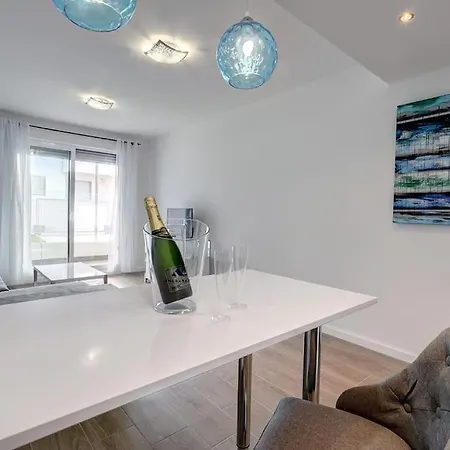 Brand New Modern Ground Floor In With Rooftop Pool And Gym *