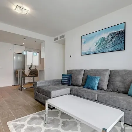 Brand New Modern Ground Floor In With Rooftop Pool And Gym Apartment *