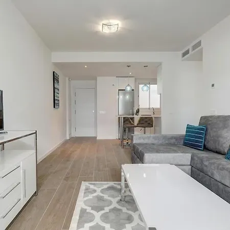 Brand New Modern Ground Floor In With Rooftop Pool And Gym