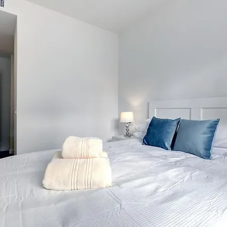 Brand New Modern Ground Floor In With Rooftop Pool And Gym Apartment